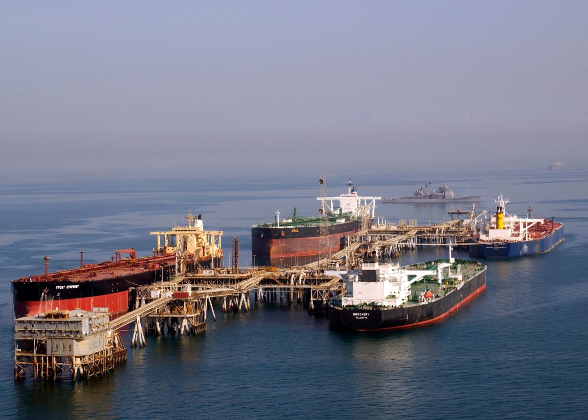 Hormuz pod kontrolou Iránu: tankery stoja aj po prímerí